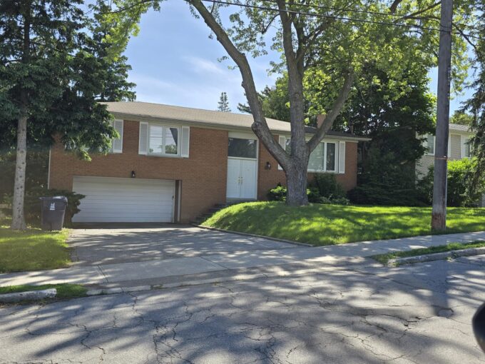 677 Conacher Dr